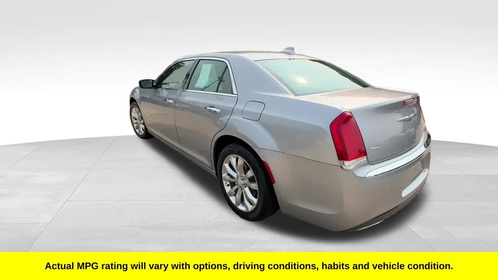 Used 2018 Silver Chrysler Limited image 3