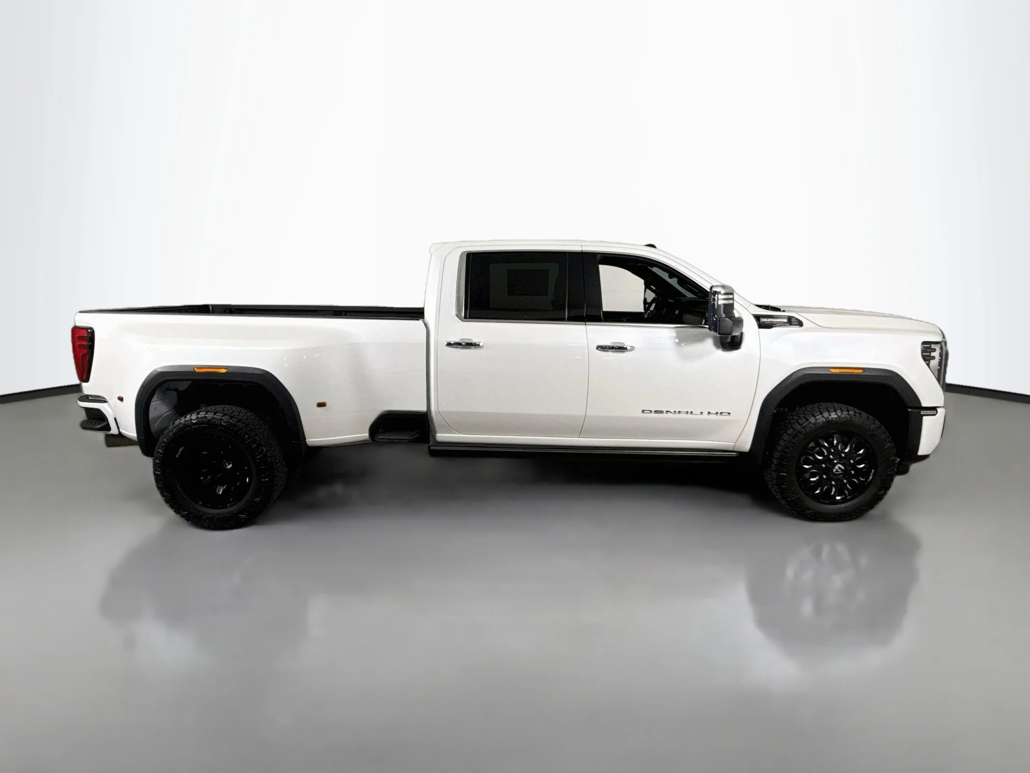 Used 2024 White GMC Denali Ultimate image 14