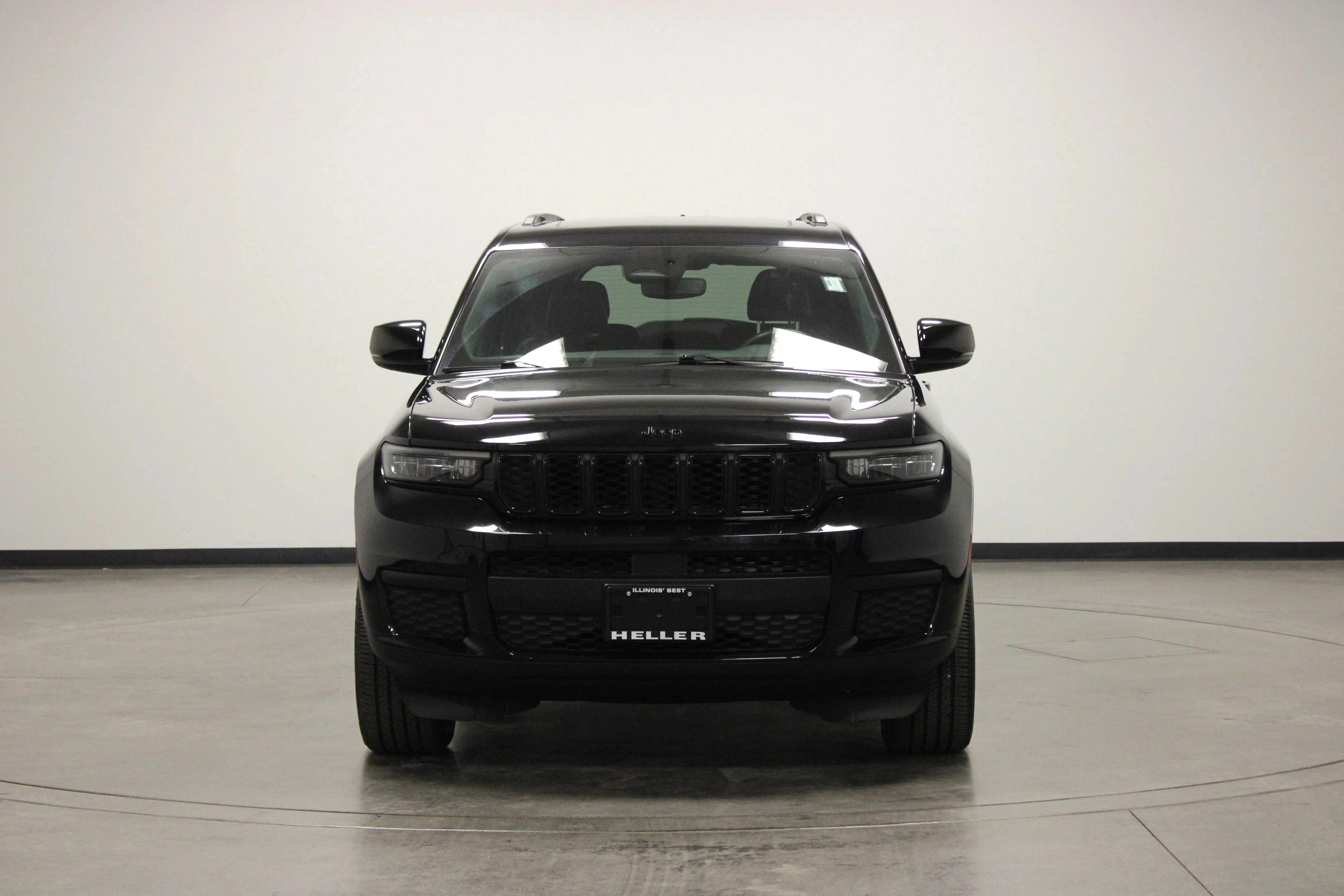 Used 2023 Diamond Black Crystal Pearlcoat Jeep Altitude image 3