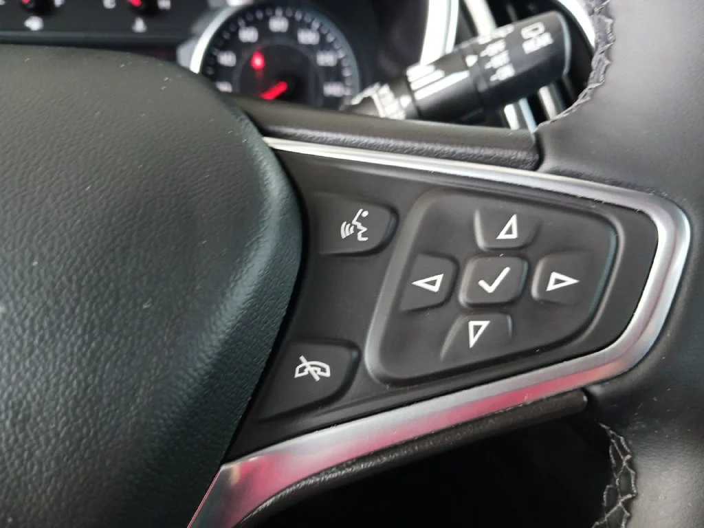 Used 2023 SUMMIT WHITE Chevrolet LT image 33
