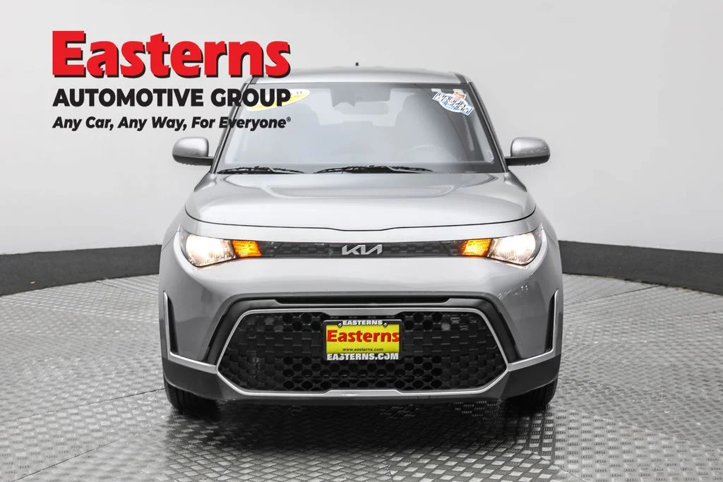 Used 2023  Kia LX image 2