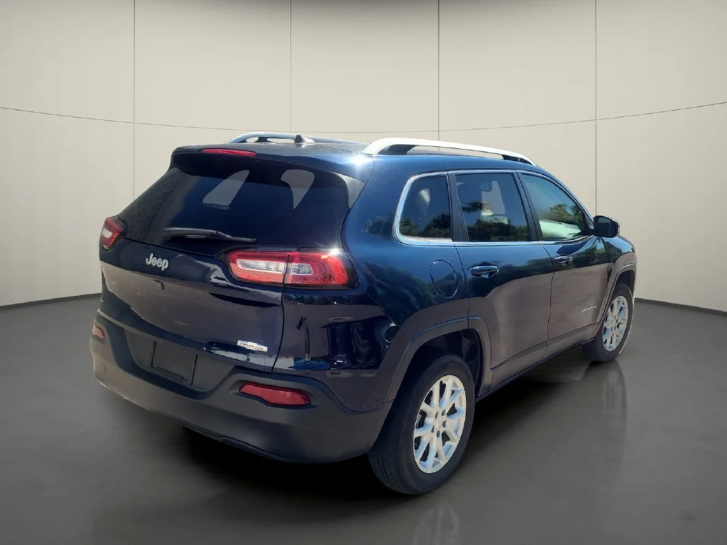 Used 2018 Blue Jeep Latitude Plus image 7