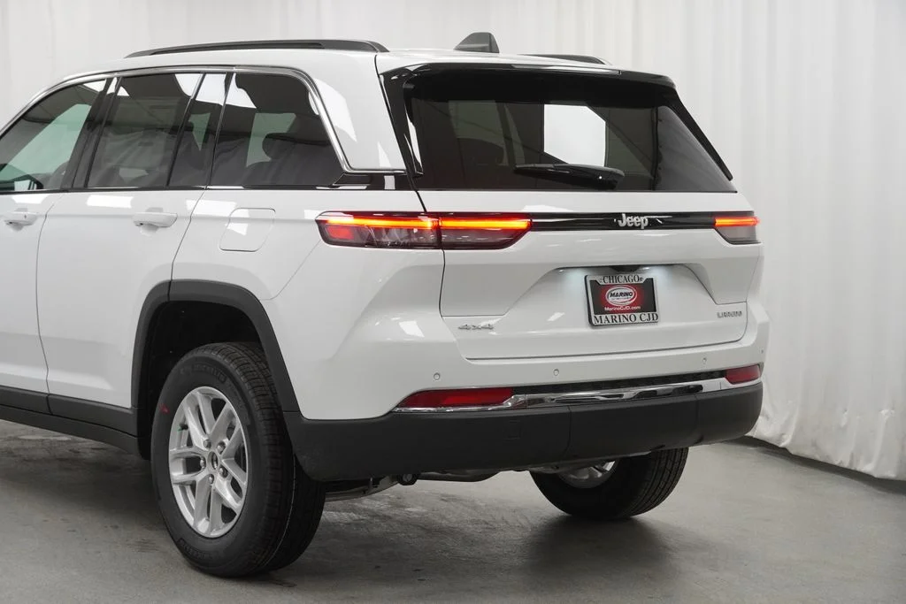 New 2026 Bright White Clear-Coat Exterior Paint Jeep Laredo image 12