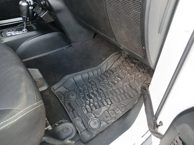 Used 2018 White Jeep Unlimited Sahara image 29
