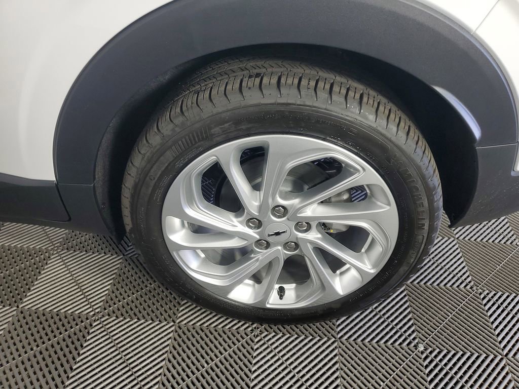New 2027 Summit White Chevrolet LT image 29