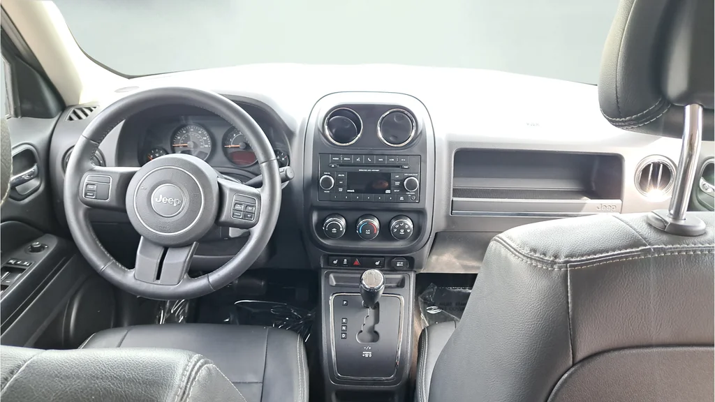 Used 2015 Blue Jeep Latitude image 17