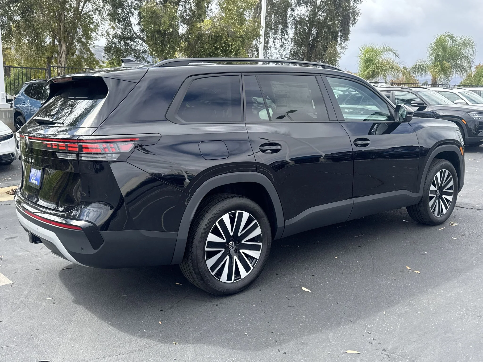 New 2027 Deep Black Pearl Volkswagen SE w/Technology image 7