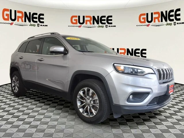 Used 2019 Silver Jeep Latitude Plus image 11