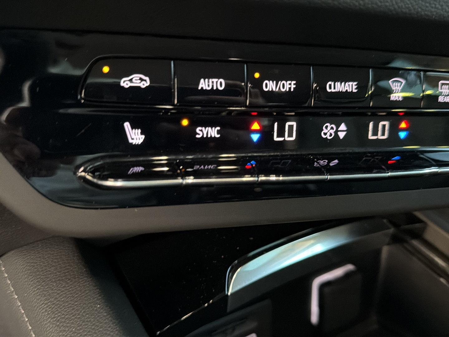 Used 2023 Summit White Buick Essence image 27