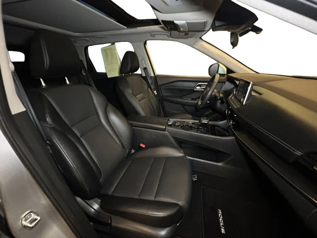 Used 2021 Brilliant Silver Nissan SV image 16