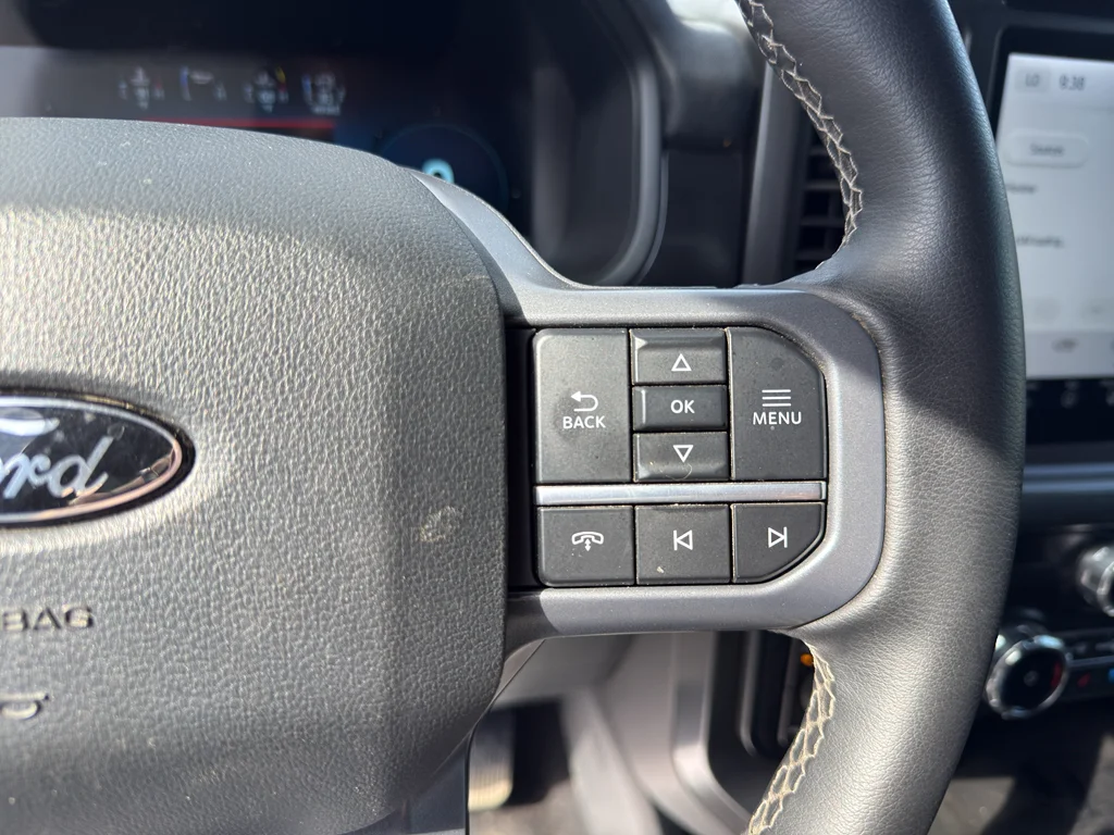 Used 2025 Gray Metallic Ford LARIAT image 18