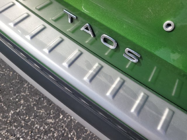Used 2025 Green Volkswagen 1.5T SE image 8