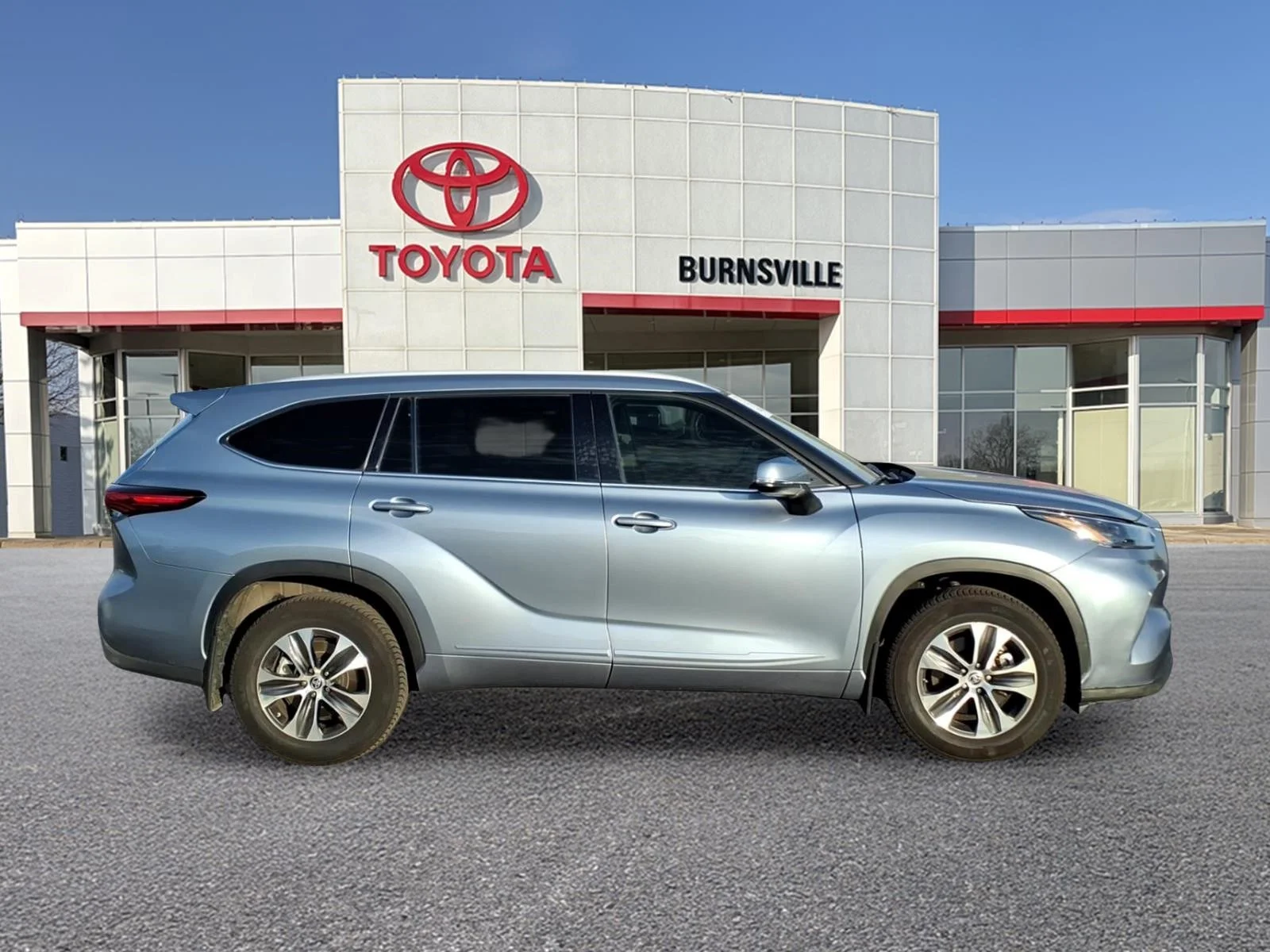 Certified Used 2022  Toyota XLE image 2