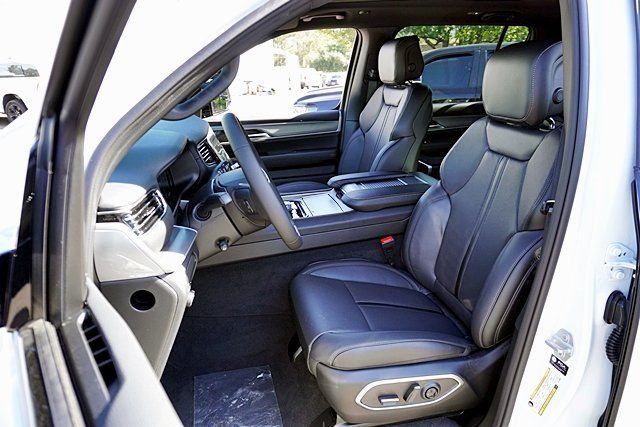 New 2026 Bright White Clear-Coat Exterior Paint Jeep Limited Altitude image 18