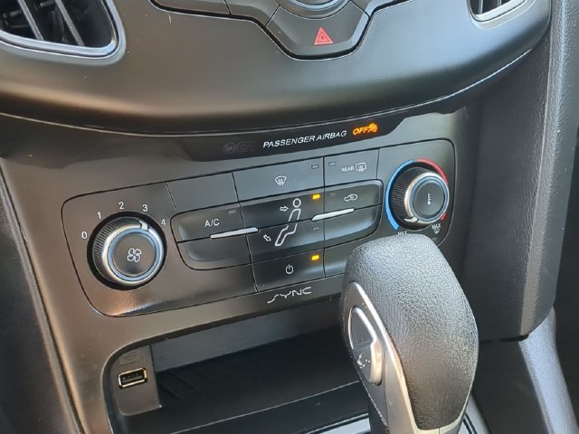 Used 2018 Blue Ford SE image 20