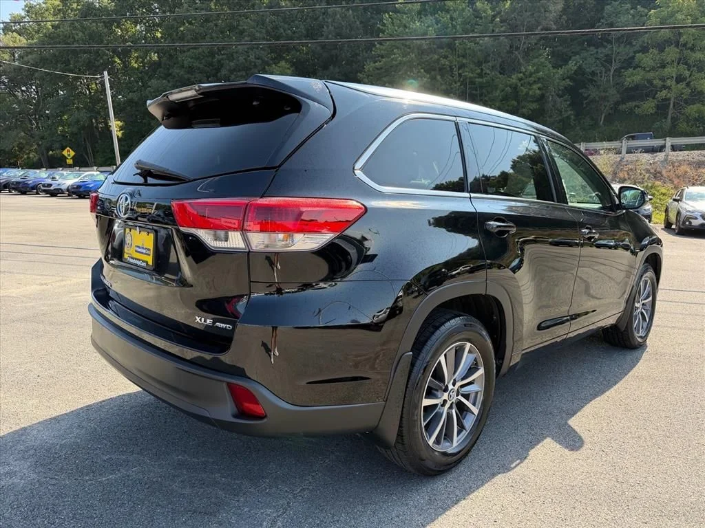 Used 2017 Black Toyota XLE image 7