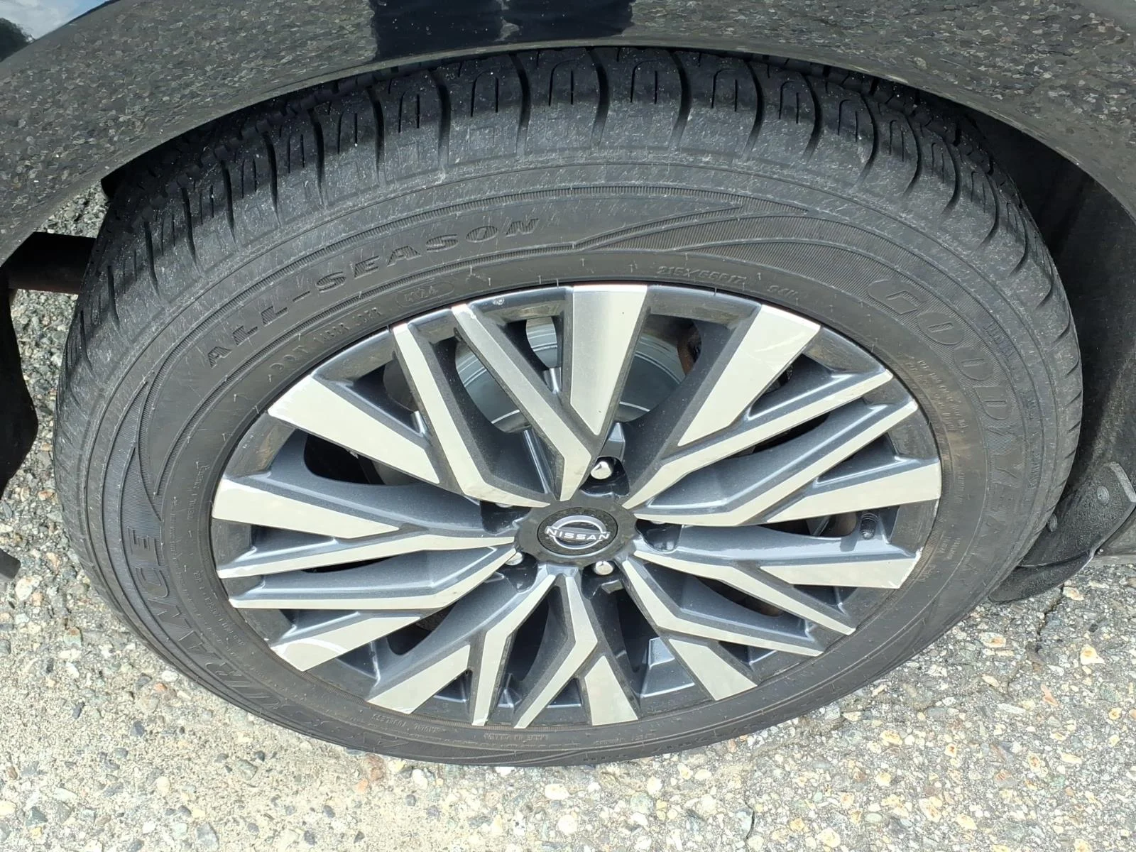 Used 2024 Super Black Nissan 2.5 SV image 12