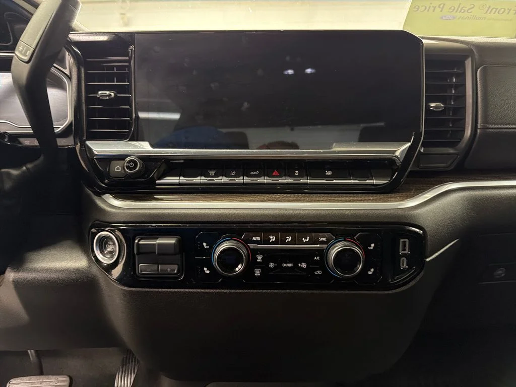 Used 2025 White Chevrolet LT image 22