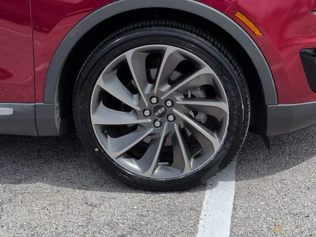 Used 2019 Ruby Red Metallic Lincoln Reserve image 11