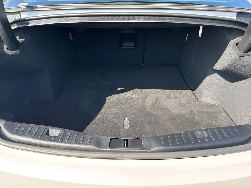 Used 2019 White Lincoln Reserve image 29