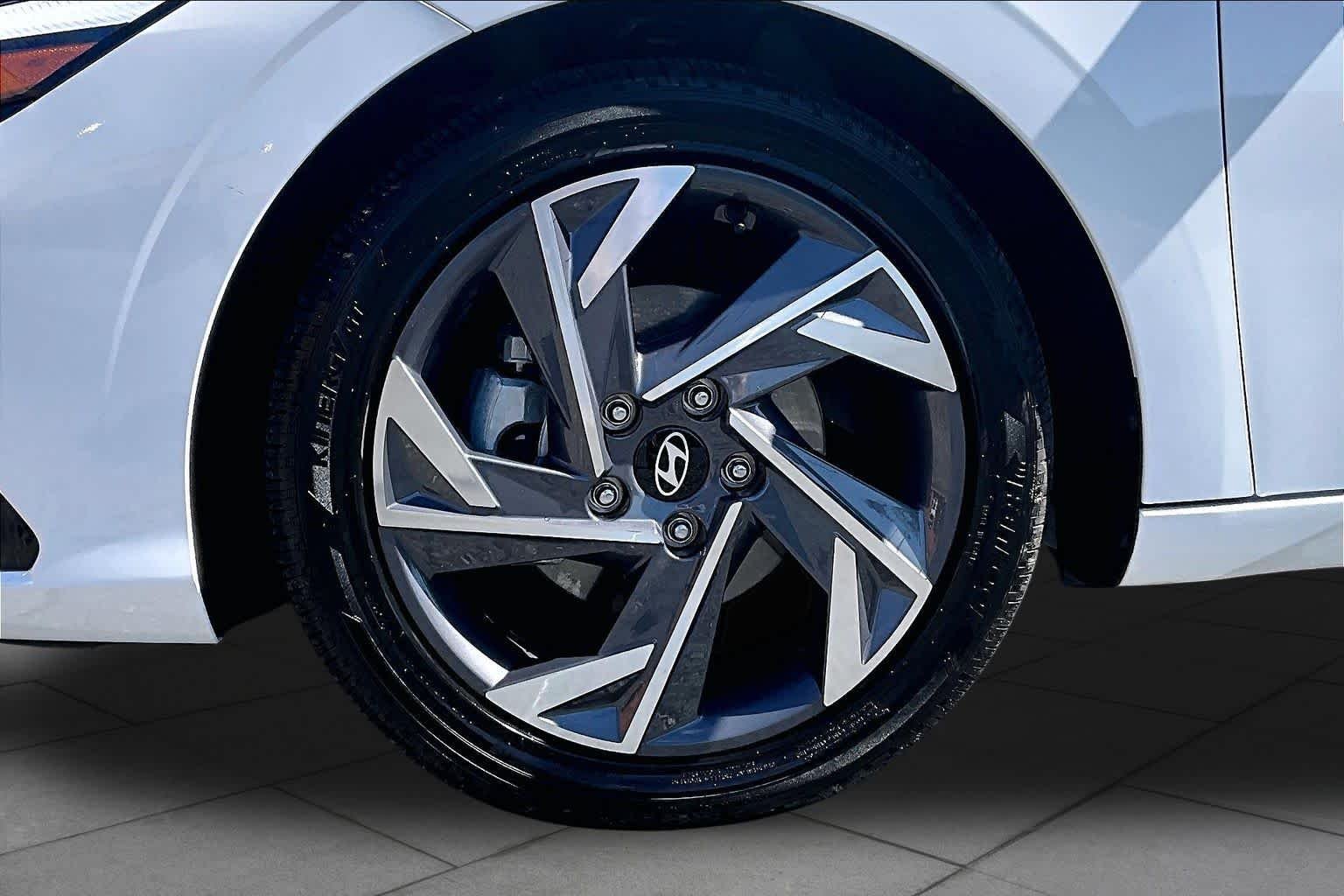 Used 2025 Serenity White Hyundai SEL Convenience image 11