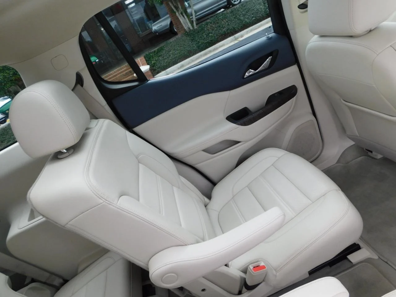 Used 2022 White GMC FWD 4DR DENALI image 16