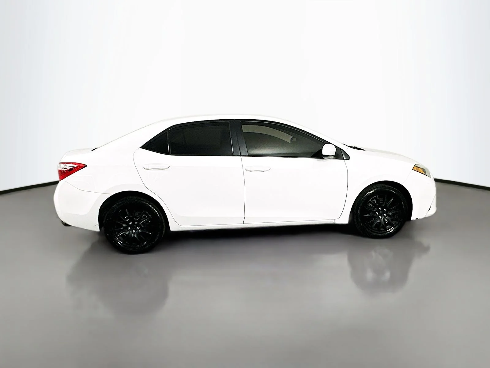 Used 2015 Super White Toyota LE image 9