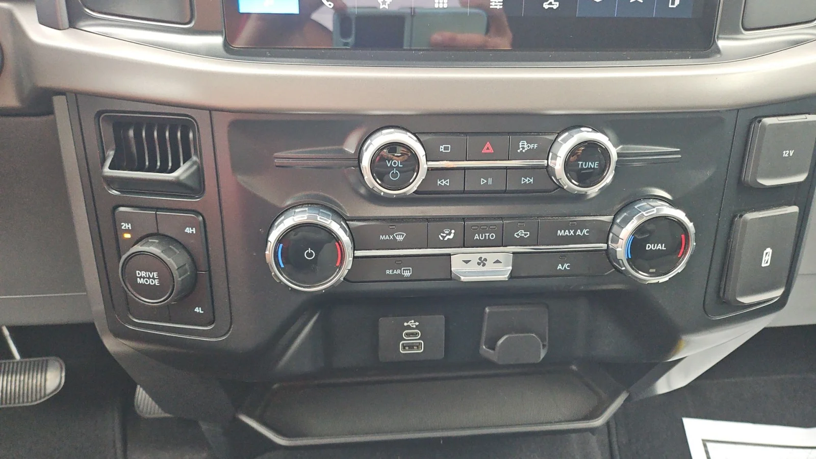 Used 2025 Agate Black Metallic Ford XLT 4WD image 20
