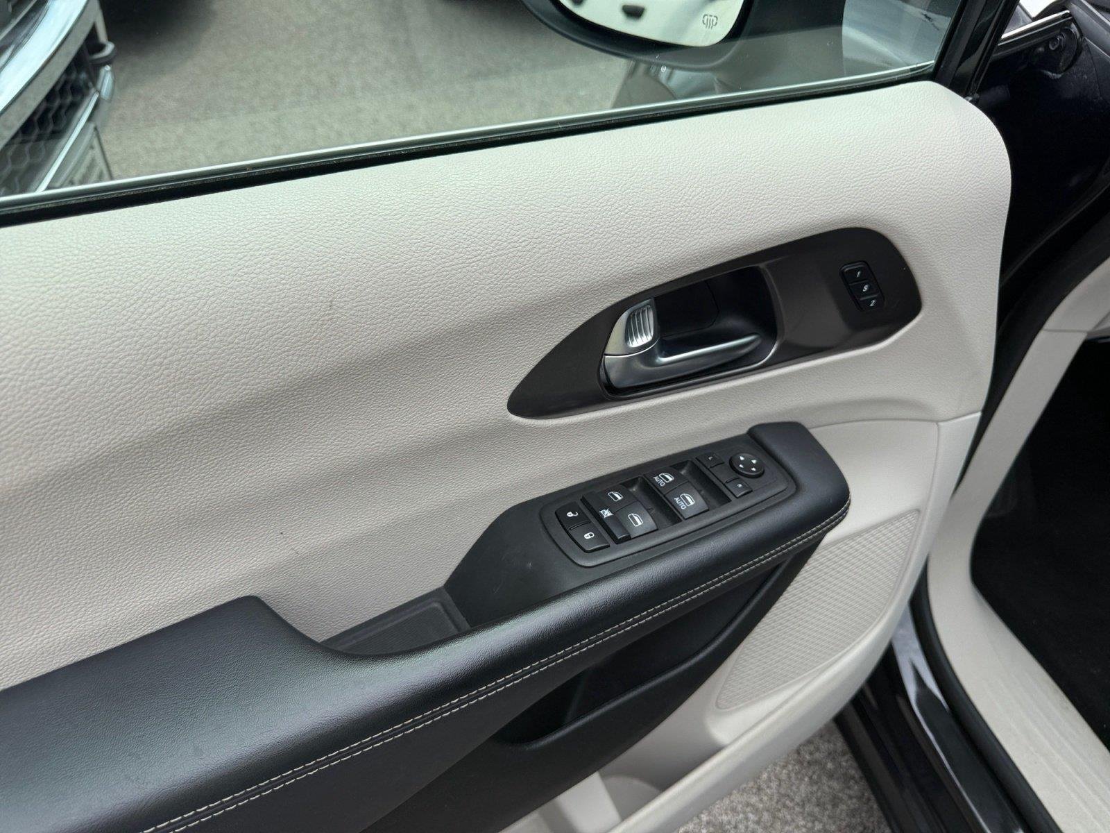 Used 2023 Brilliant Black Crystal Pearlcoat Chrysler Touring L image 11