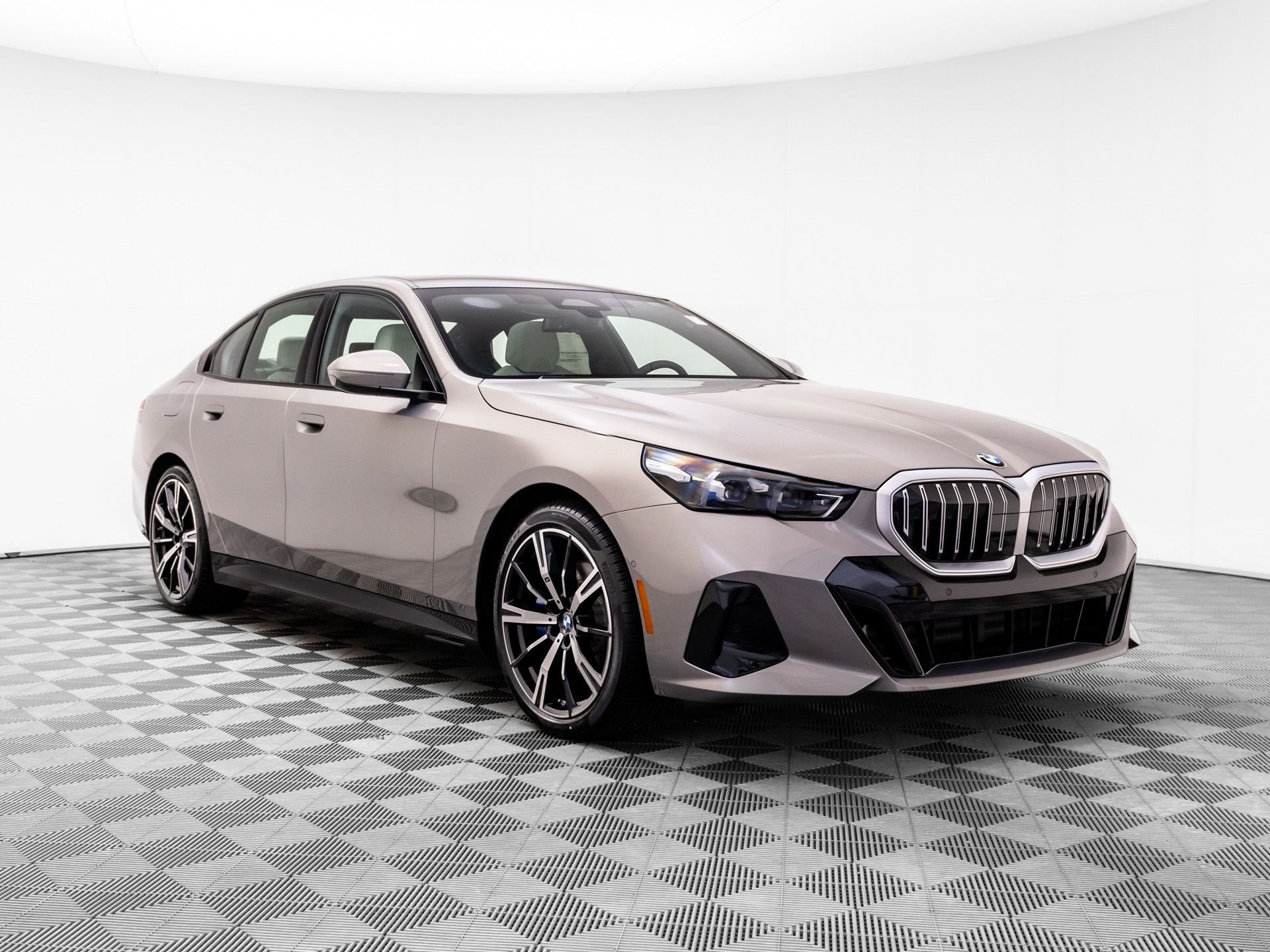 New 2026 Oxide Grey Metallic BMW 530i xDrive image 9