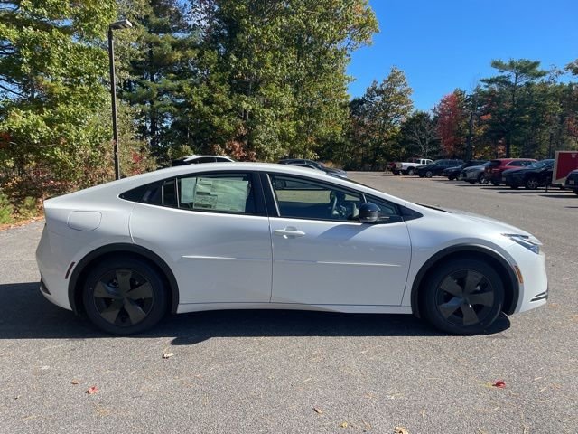 New 2026 Wind Chill Pearl <sup>1</sup> Toyota  SE image 4