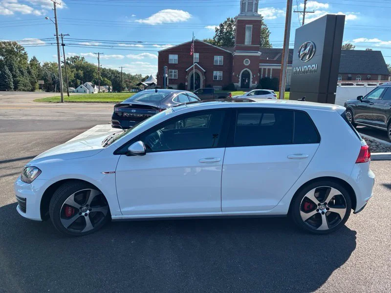 Used 2017 White Volkswagen SE image 2