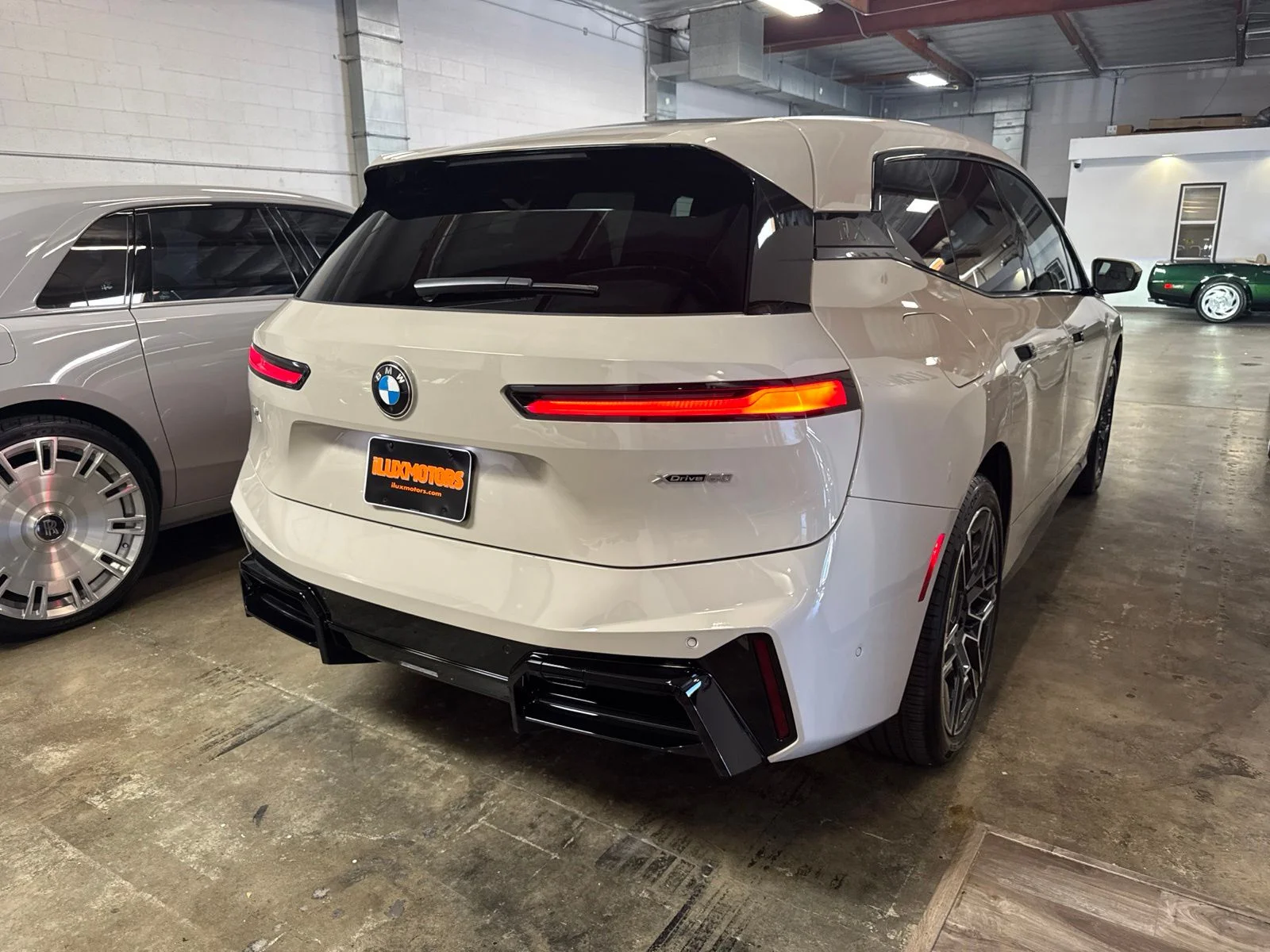 Used 2026 Beige BMW xDrive60 image 9