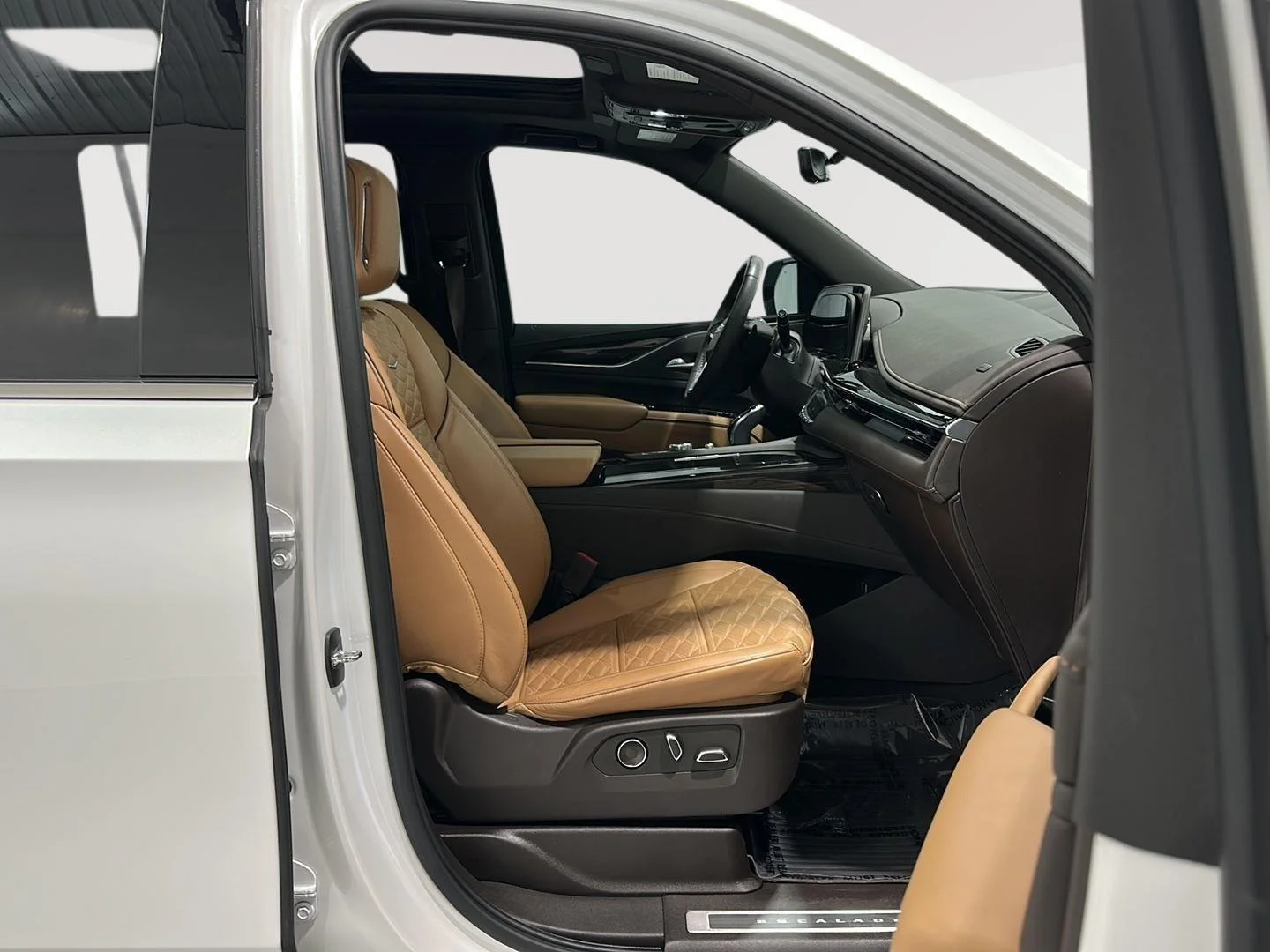 Used 2024 Crystal White Tricoat Cadillac Premium Luxury image 27