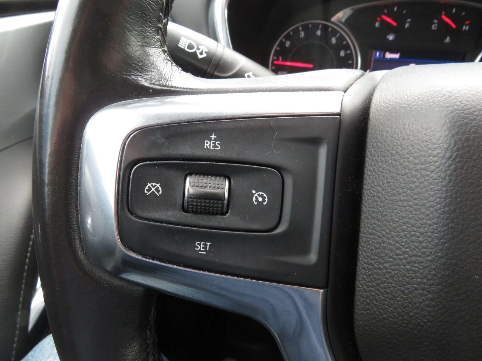Used 2019 SUMMIT WHITE Chevrolet 4DR AWD LT image 27