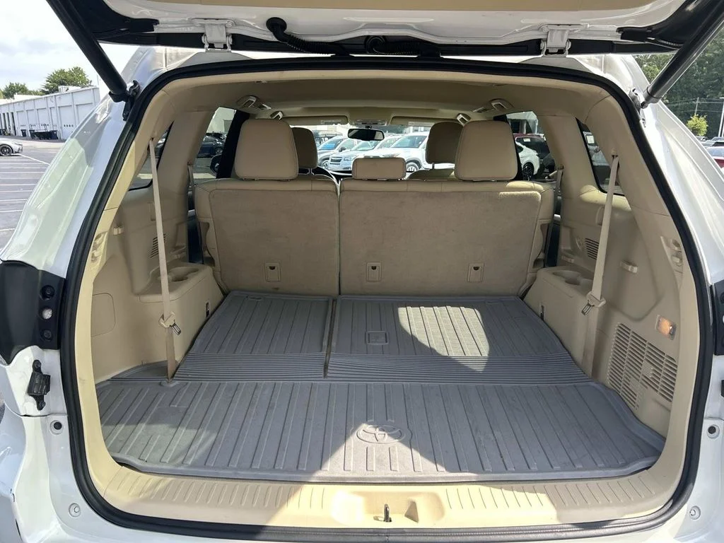 Used 2016 White Toyota XLE V6 image 10