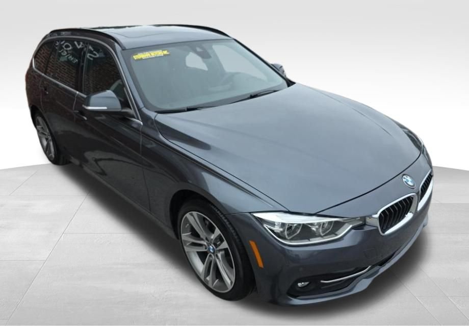 Used 2019 Gray BMW 330i xDrive image 3