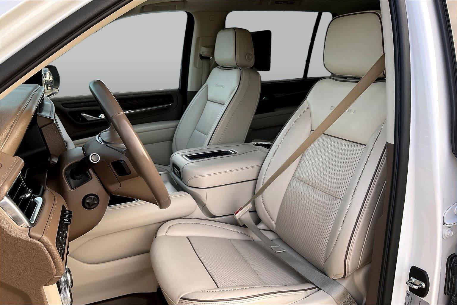 Used 2022 White Frost Tricoat GMC Denali image 8