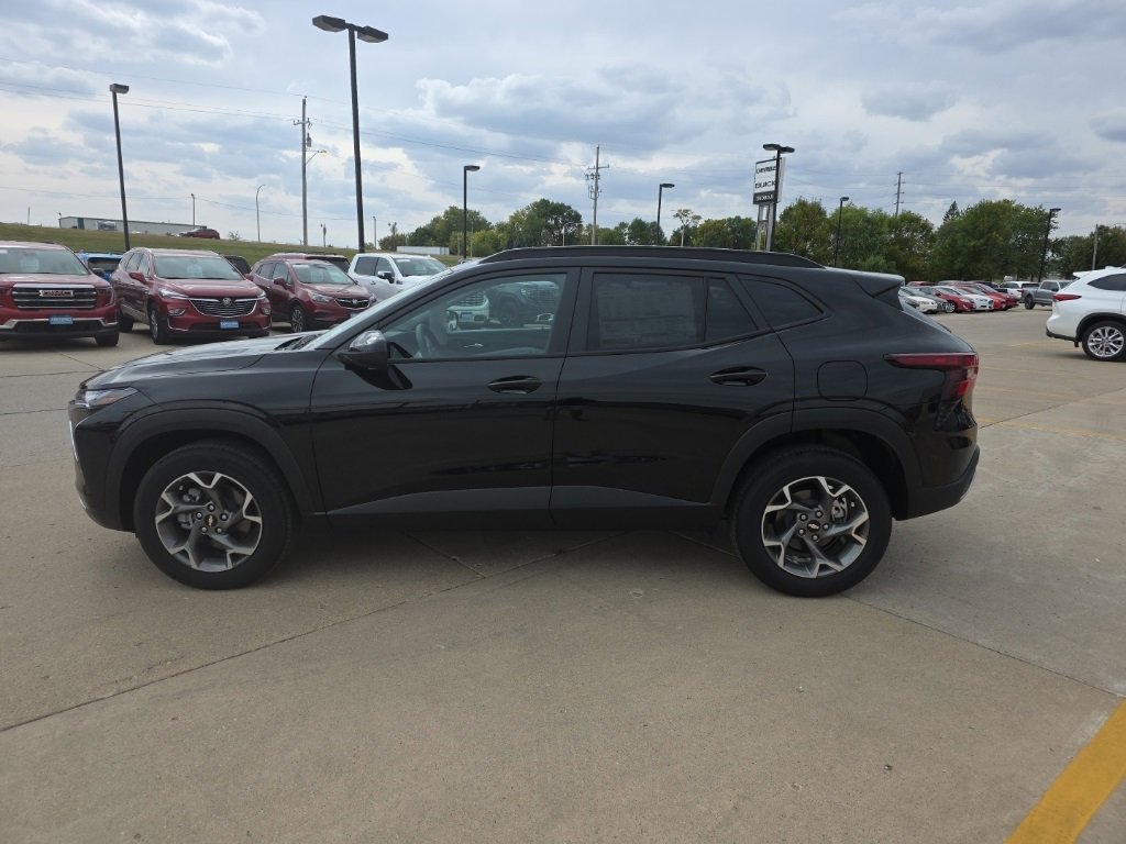 2025 Chevrolet Trax LT photo 2