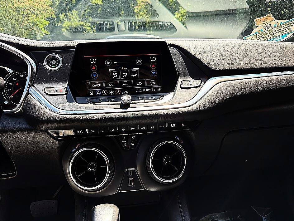 Used 2022 Iridescent Pearl Tricoat Chevrolet LT image 13