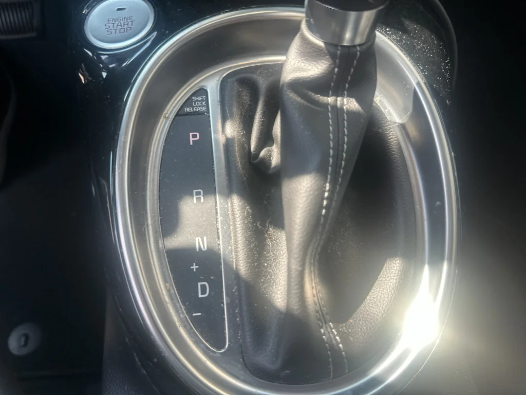 Used 2018 Clear White Kia + image 7