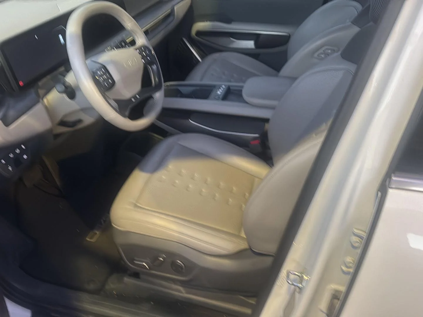 Certified Used 2024 Snow White Pearl Kia Wind image 8