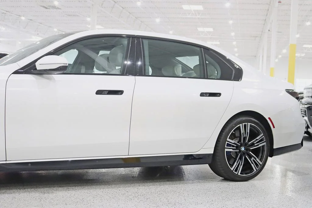 Used 2024 White BMW 760i xDrive image 3