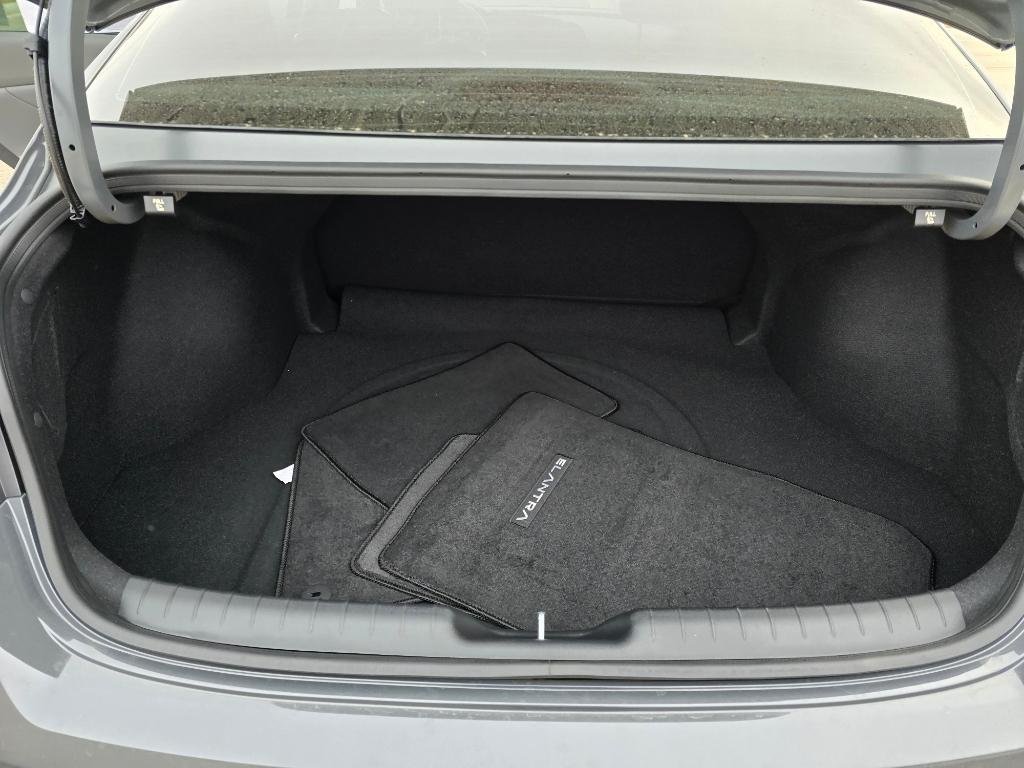 New 2026 Abyss Black Hyundai SE image 30