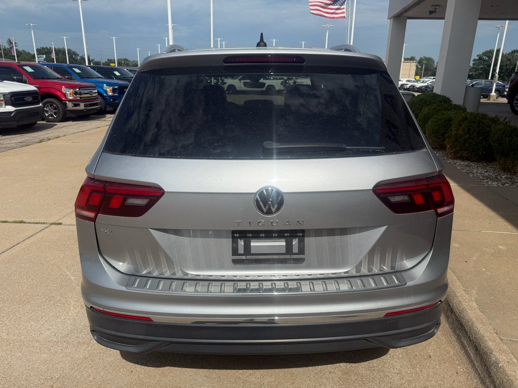 Used 2023 Pyrite Silver Metallic Volkswagen SE image 6