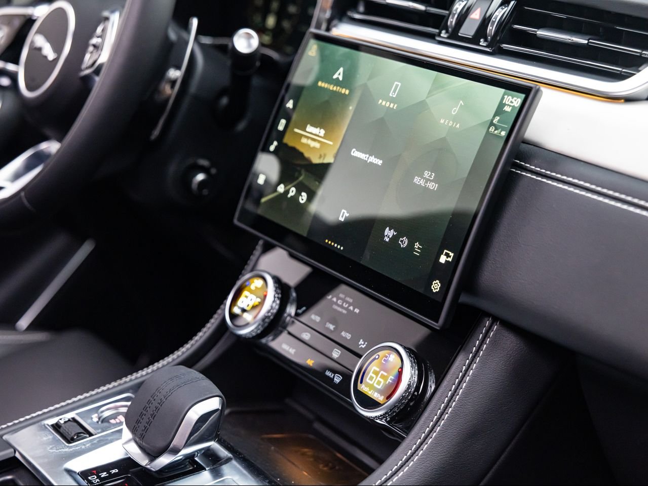 2025 Jaguar F-PACE R-Dynamic S - Photo 31