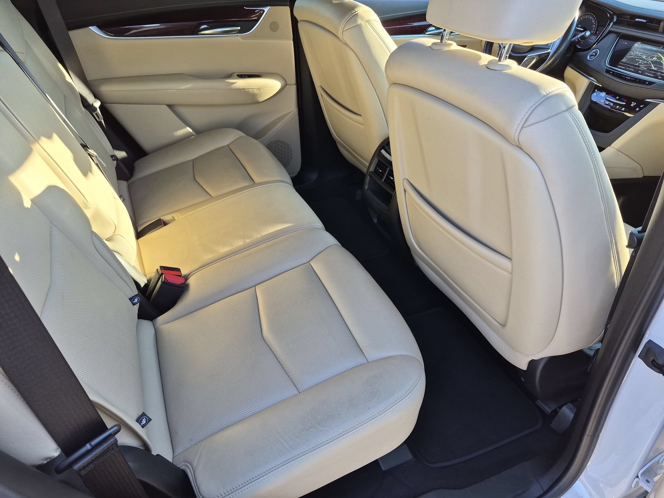 Used 2019 Crystal White Tricoat Cadillac Premium Luxury FWD image 34