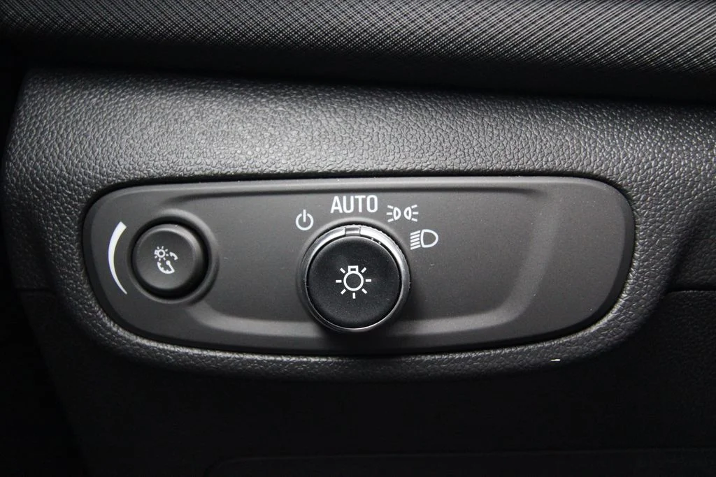 Used 2025 Beige Chevrolet ACTIV image 22