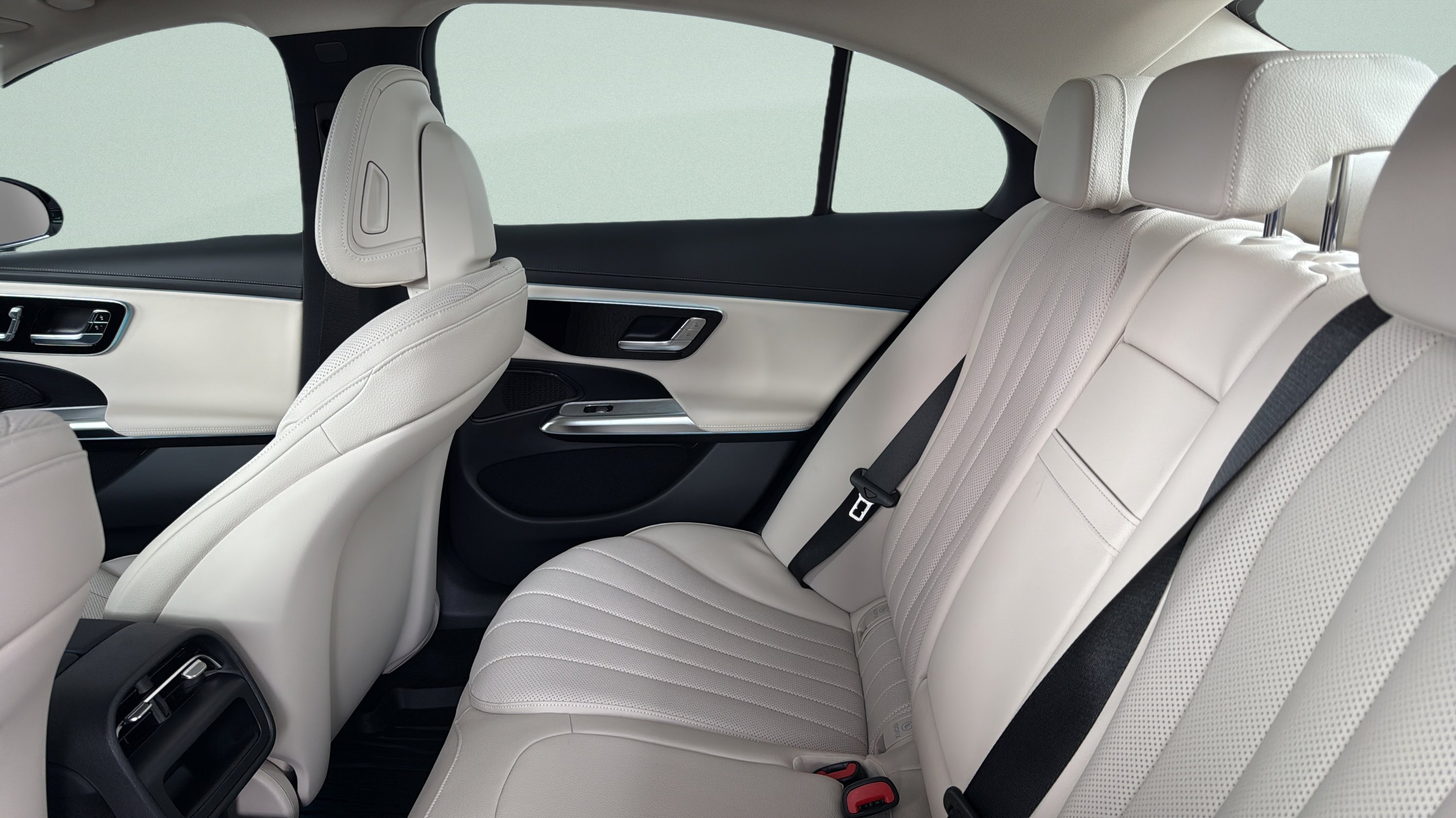 New 2027 MANUFAKTUR Moonlight White Metallic Mercedes-Benz E 450 image 19