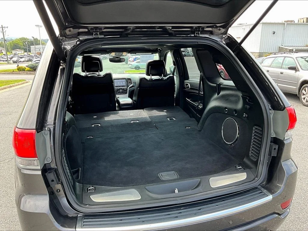 Used 2018 Crystal Metallic Jeep Limited image 8